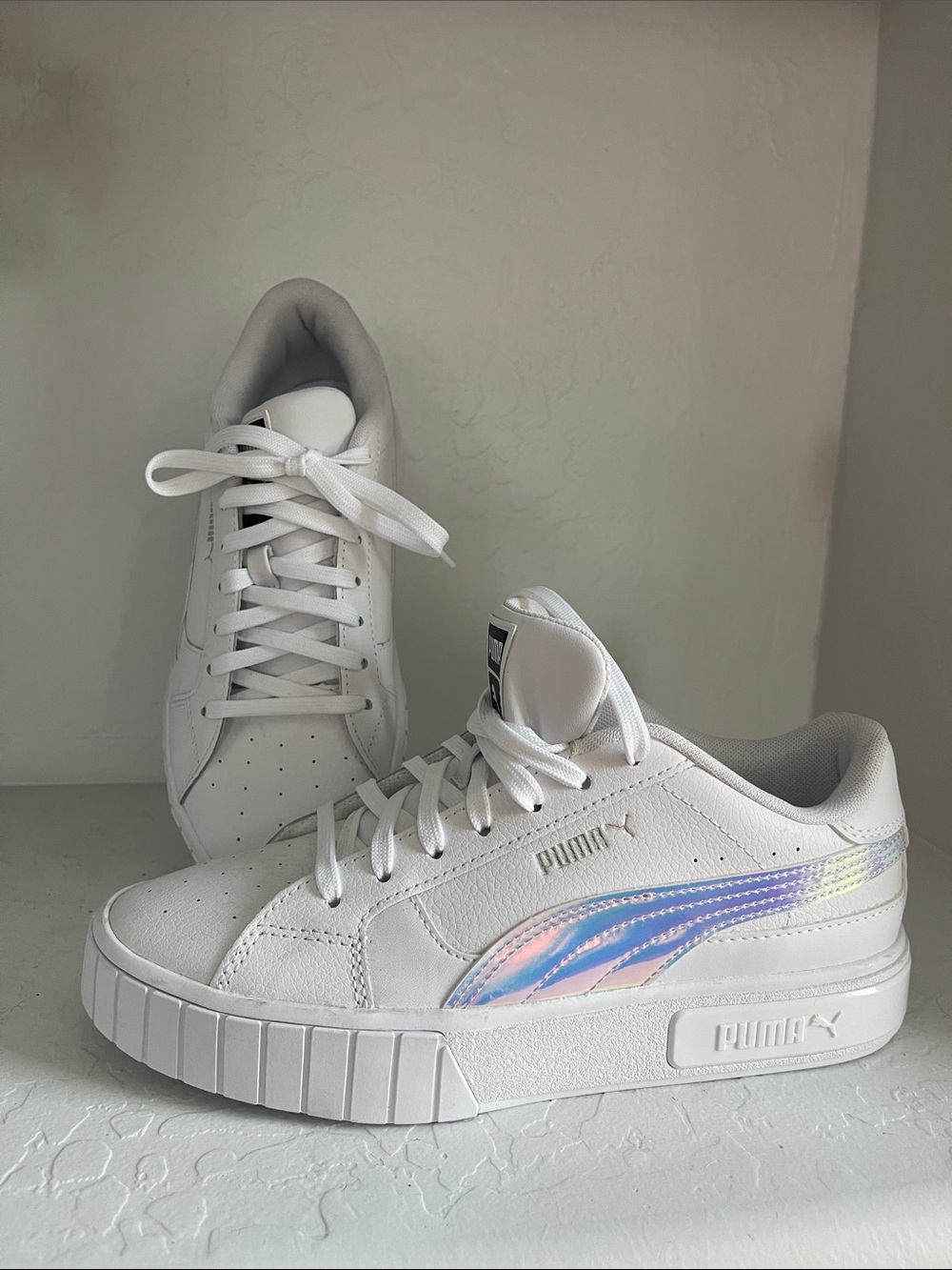 Puma White Low-Top Sneakers with Iridescent Formstripe  kids sz 7 = Woman’s sz 8
